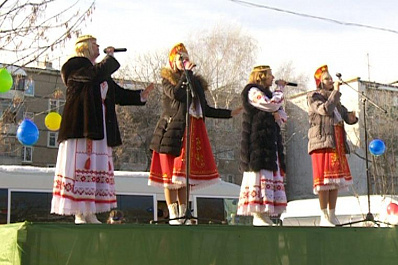 Жители поселка Аэропорт-2 с песнями и плясками проводили зиму