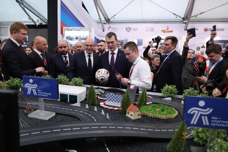 Дмитрий Чернышенко и Вячеслав Федорищев наградили победителей фиджитал-турнира "Кубок Победы. Волга"