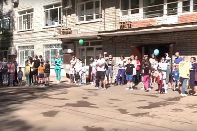 Студенты-спасатели спустились с крыши к юным пациентам Самарской областной детской больницы