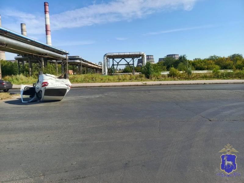 В Самарской области "Нива" опрокинулась в кювет и влетела в столб
