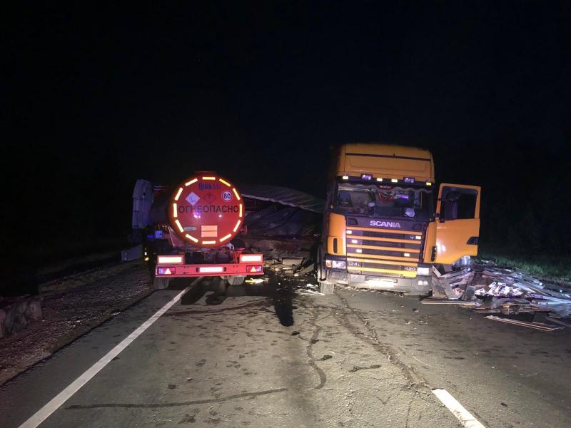 В Самарской области на встречке столкнулись автоцистерна и фура: есть пострадавший