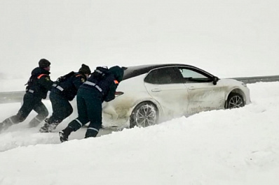 Движение на трассе М5, где ночью из-за метели застряли 48 человек, возобновили