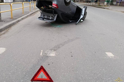 В Тольятти 4 мая после столкновения с "Калиной" перевернулась "Веста"