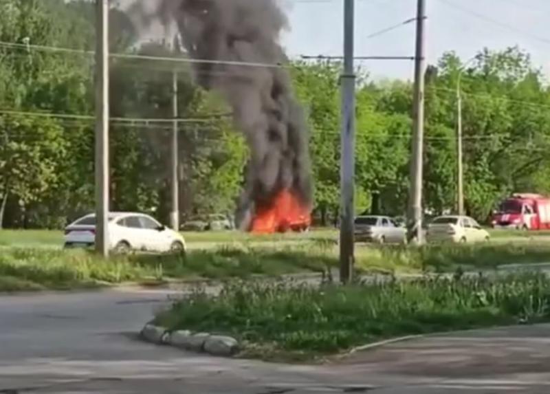 В Тольятти на улице Жукова сгорел автомобиль
