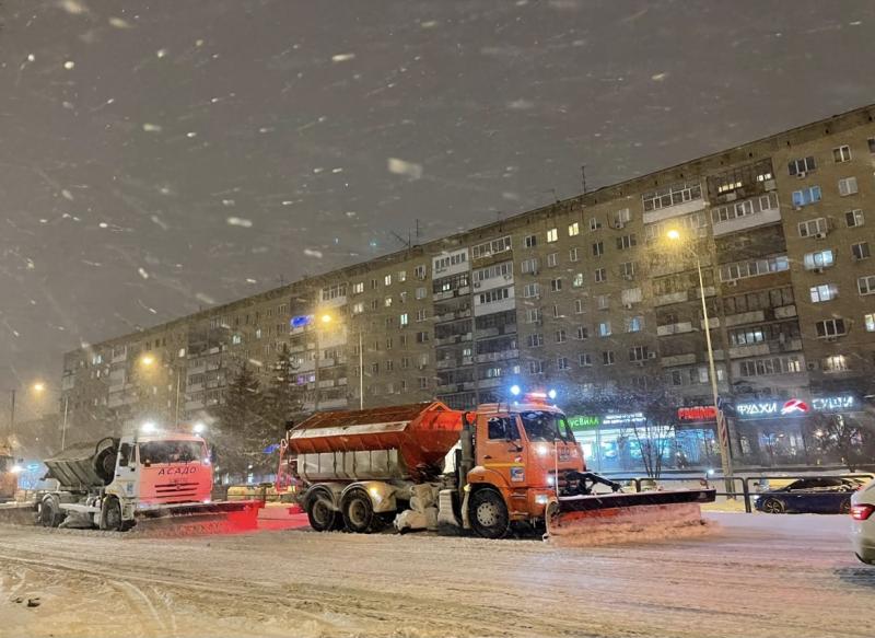 Вручную и механизированно: Самару расчищают от снега в круглосуточном режиме