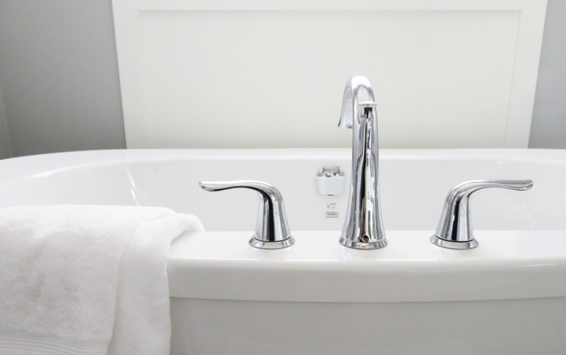 Не дольше 10 минут: эксперт рассказала, как правильно принимать ванну в холода