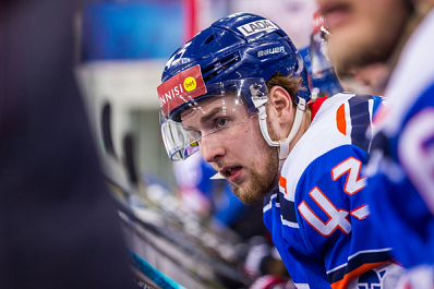 Хоккейная "Лада" расторгла контракт с нападающим