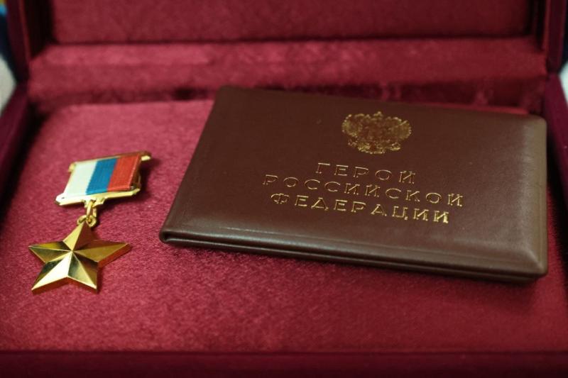 Губернатор Самарской области вместе с командованием ЦВО вручил вдове Героя России медаль "Золотая Звезда"