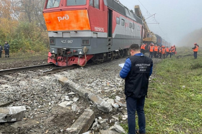 Локомотив и три пассажирских вагона сошли с рельсов после столкновения с грузовиком в Пензенской области