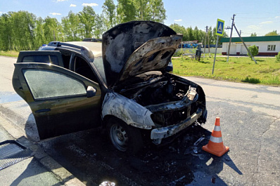 В Самарской области у иномарки загорелся моторный отсек