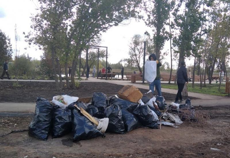 В новом парке на озере Крымское в Кинеле убрали бытовой и строительный мусор 