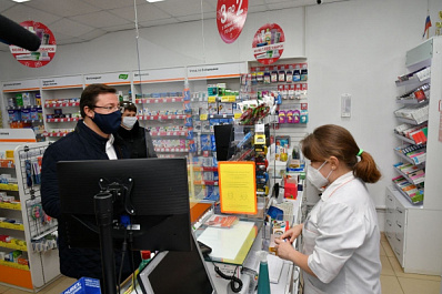 Дмитрий Азаров проверил наличие препаратов в аптеках Большечерниговского района