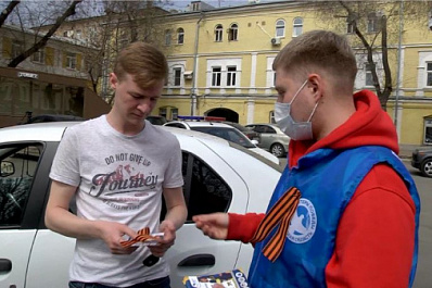 Самарским автомобилистам и жителям региона раздают георгиевские ленты