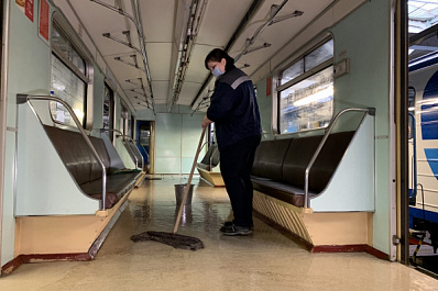  В метро Самары моют вагоны и станции после зимы