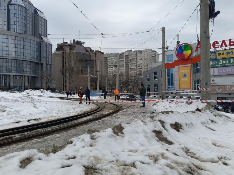 В Самаре у ТЦ "Апельсин" трамвай перевернулся и раздавил машины