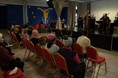 Артисты Самарской филармонии дали концерт для жителей ДНР и ЛНР в пункте временного размещения