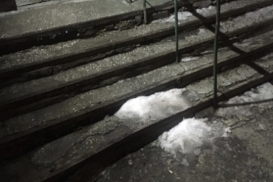 В Самаре начали расследование уголовного дела из-за падения глыбы льда на ребенка