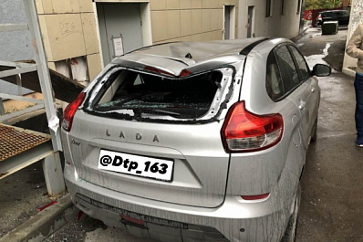 В Самаре упавшая со строящегося дома фанера смяла автомобиль