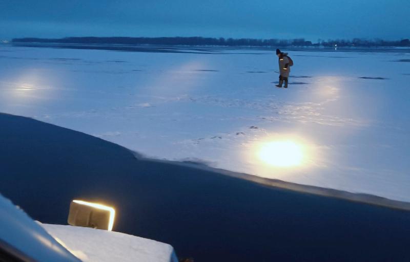 В Самарской области спасли рыбака с дрейфующей льдины
