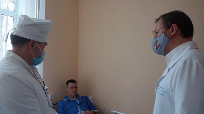 Дмитрий Азаров навестил раненых бойцов в военном госпитале
