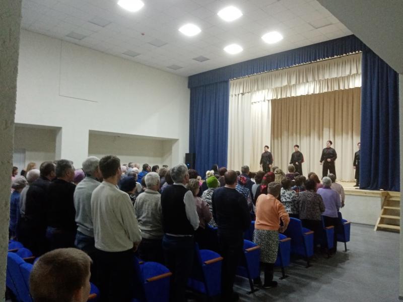 В Большечерниговском районе "Волжские казаки" выступили в обновленном ДК 