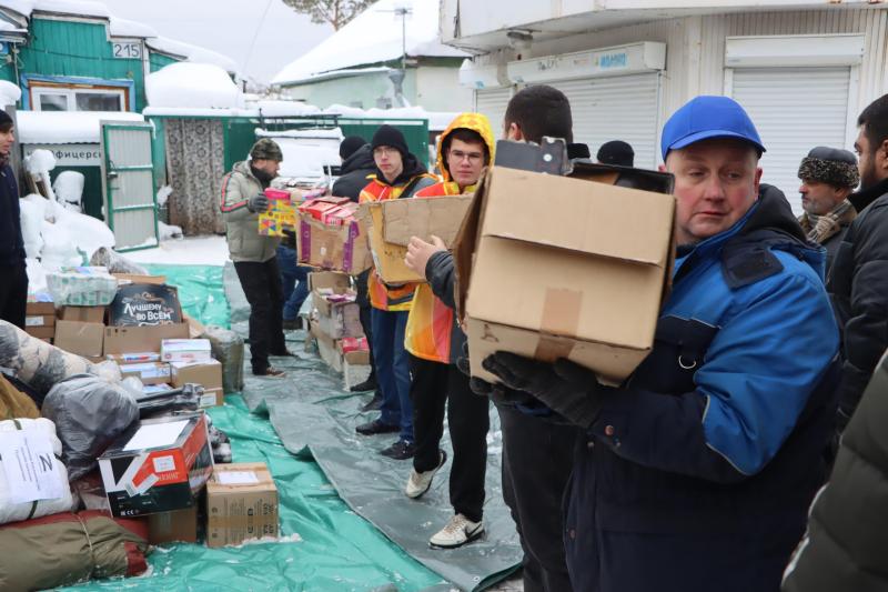 Это у нас в крови: семья из Самары уже три года собирает и отвозит гумгрузы на фронт
