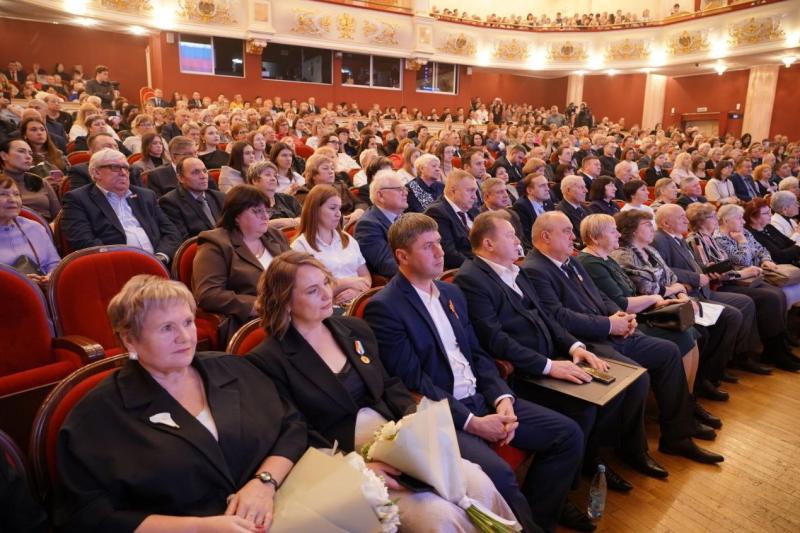 Вячеслав Федорищев в преддверии Дня профсоюзов вручил заслуженные награды жителям Самарской области