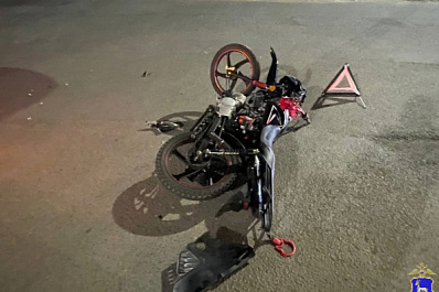 В Сызрани парень без прав на незарегистрированном мопеде врезался в иномарку