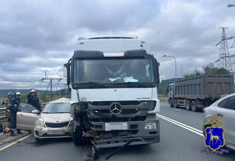 У Жигулевской ГЭС 20 августа большегруз наехал на припаркованную легковушку