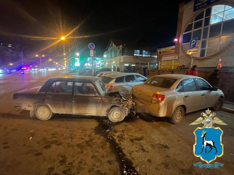 В Сызрани водитель "пятерки" въехал в столб, пытаясь уйти от полиции