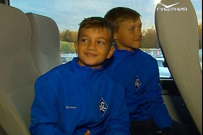 Детская футбольная школа Крыльев Советов получила новый автобус