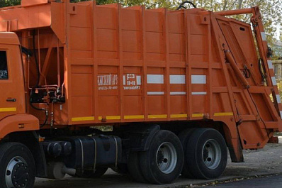 В Самаре мусоровоз провалился в огромную выгребную яму