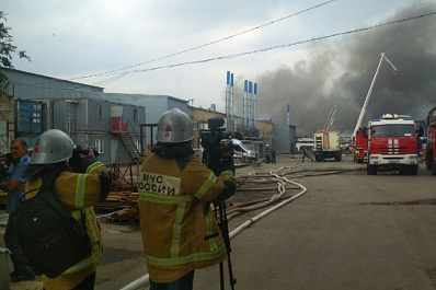 Площадь пожара на Профильной в Самаре сократилась до двух тысяч кв. метров