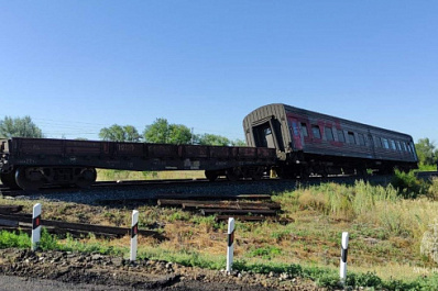 Водитель погиб: стали известны подробности ДТП с грузовиком и поездом