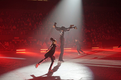 В Самаре бойцы СВО и их семьи стали зрителями новогоднего ледового шоу