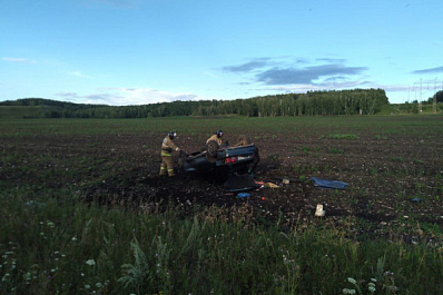 На трассе в Самарской области слетела с дороги и перевернулась легковушка