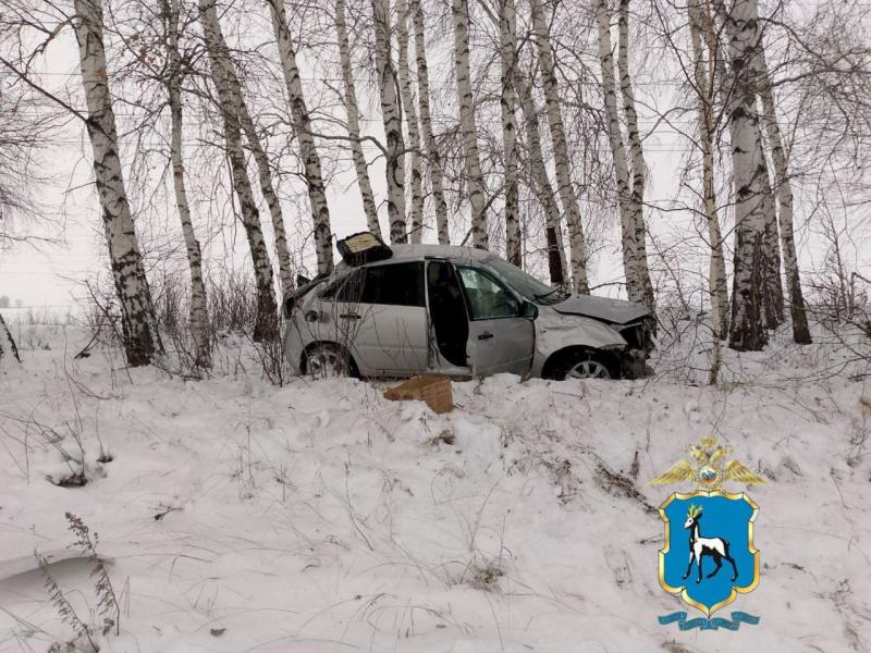 В Самарской области 14 декабря женщина на "Калине" не справилась с управлением и улетела в кювет 