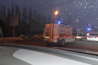 Три автомобиля столкнулись утром в Тольятти, одного из водителей зажало в салоне