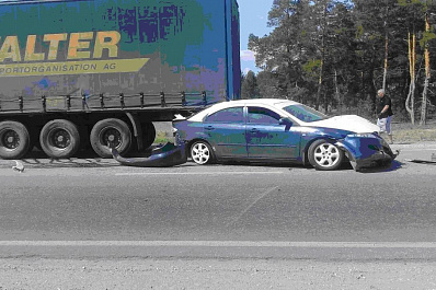 На трассе в Самарской области иномарка с лопнувшим колесом залетела под фуру