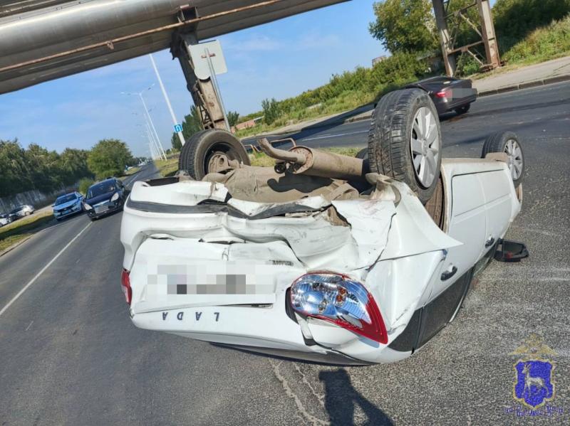 В Самарской области "Нива" опрокинулась в кювет и влетела в столб