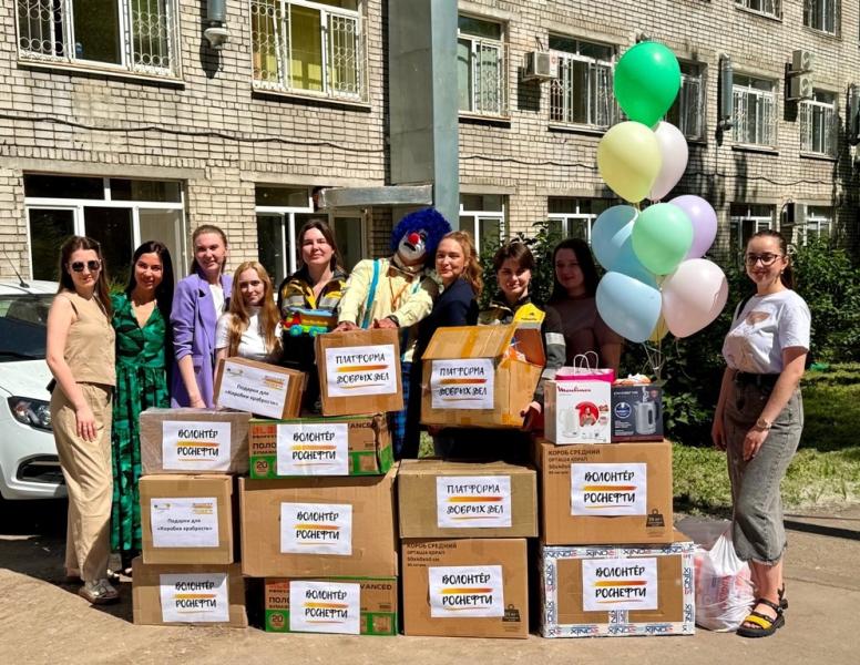 Шоу высотою в четыре этажа: для маленьких пациентов онкологического отделения устроили представление