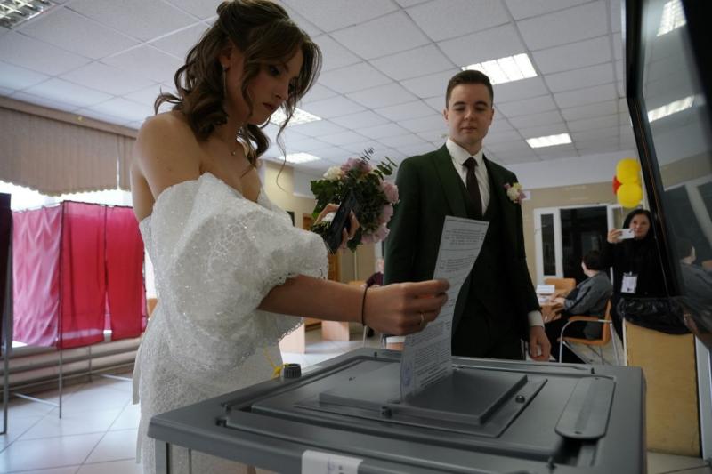В Самаре молодожены в день бракосочетания отправились на выборы