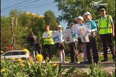 Самарские школьники напомнили водителям о правилах безопасности на дорогах
