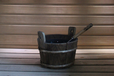 Врач рассказал, чем грозит прыжок в сугроб после бани