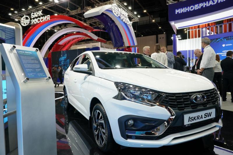 Губернатор Самарской области Вячеслав Федорищев осматривает площадки ПМЭФ