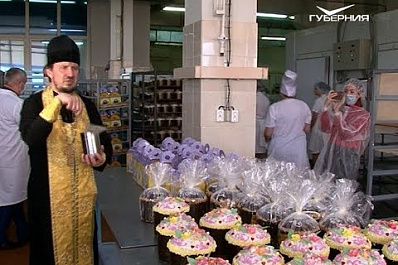 В Самаре освящают пасхальные куличи, которые доставят пожилым и маломобильным жителям региона