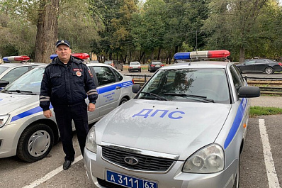 Чуть не родила в машине: в Самаре полицейский помог беременной добраться до больницы 