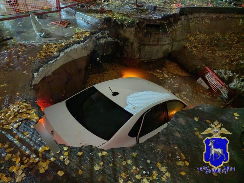 В Самаре "Фольксваген" сбил ограждения и упал в котлован 