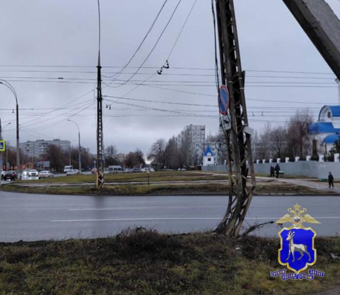 В Тольятти мужчина на Opel Astra врезался в металлическую опору