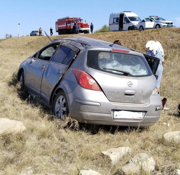 В Самарской области Nissan Tiida улетел в кювет и опрокинулся